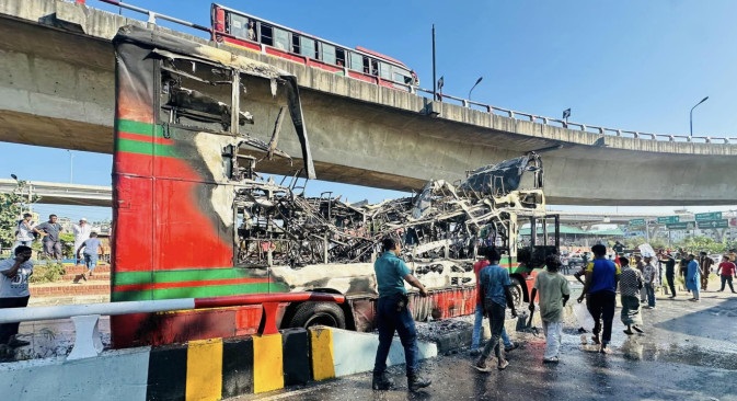 রাজধানীর কুড়িল বিশ্বরোডে বিআরটিসির একটি দ্বিতল বাসে আগুন লাগার ঘটনা ঘটেছে